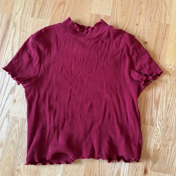 Red Ruffled Hem Cropped Top - Picture 2 of 3